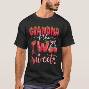 Grandma Of The Two Sweet 2Nd Birthday Girl Strawbe T-Shirt