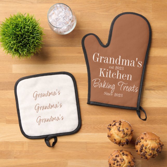 Grandma's matching baking oven mitt & pot holder set (Top Down)