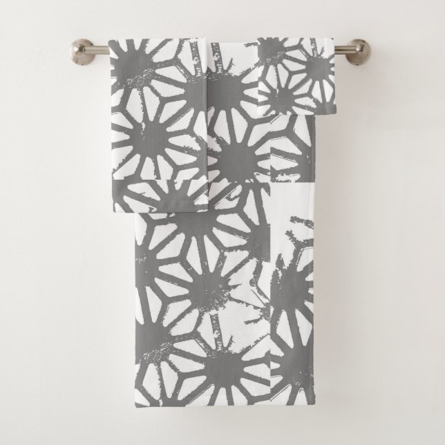Gray geometric pattern bath towel set (Insitu)