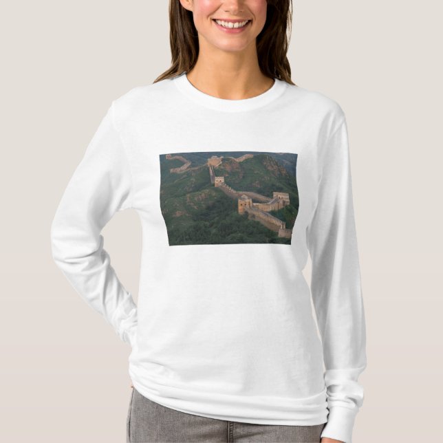 Great Wall winding through mountains. T-Shirt (Front)