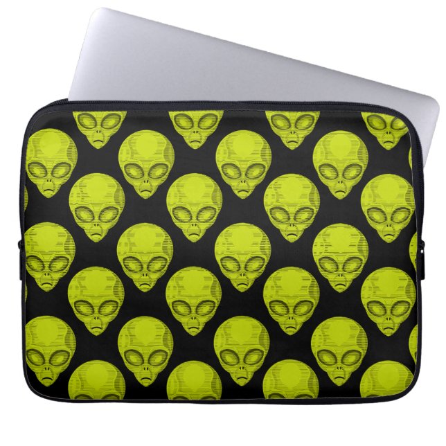 Green alien heads laptop sleeve (Front)
