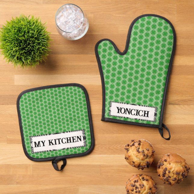 Green Clover Ribbon by Kenneth Yoncich Oven Mitt & Pot Holder Set (Top Down)