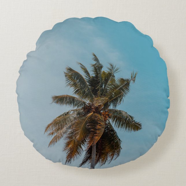 Green coconut tree under blue sky round cushion (Front)