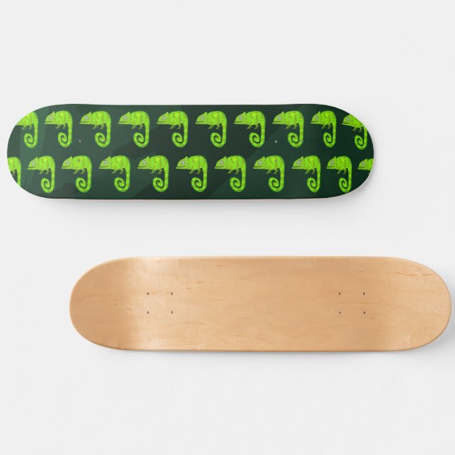 Green cute chameleon skateboard (Horz)