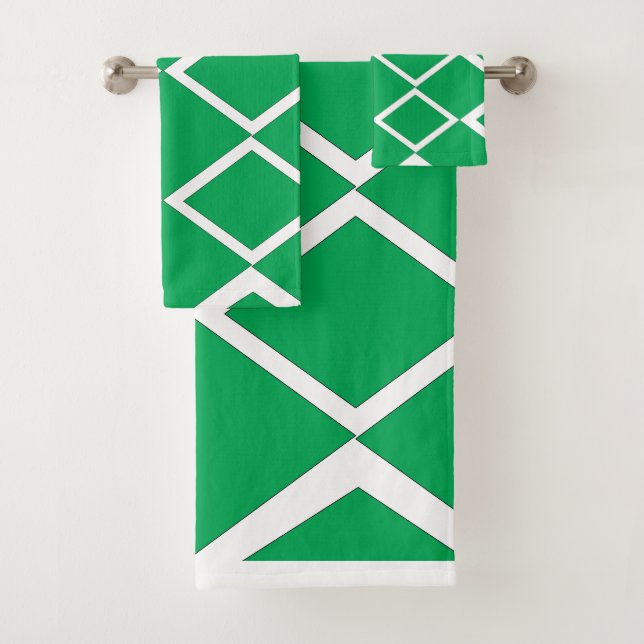 Green Diamond Triangle Geometric Pattern Bath Towel Set (Insitu)