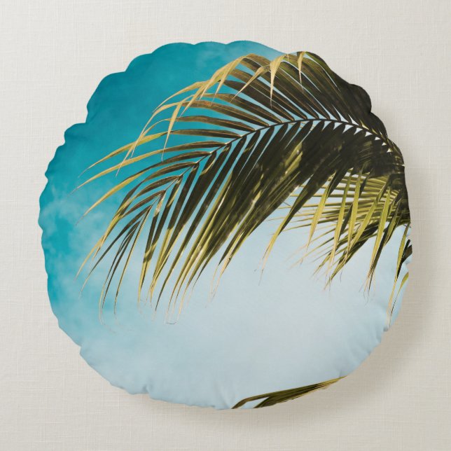Green palm tree under blue sky round cushion (Front)