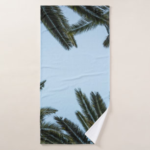GREEN PALM TREE UNDER WHITE SKY BATH TOWEL