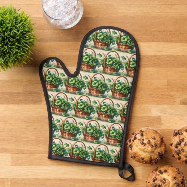 Green Shamrock Oven Mitt and Pot Holders (Top down)