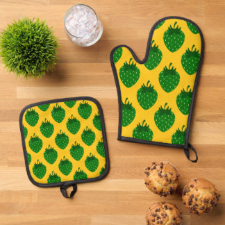 Green Summer Strawberries on Yellow Oven Mitt & Pot Holder Set