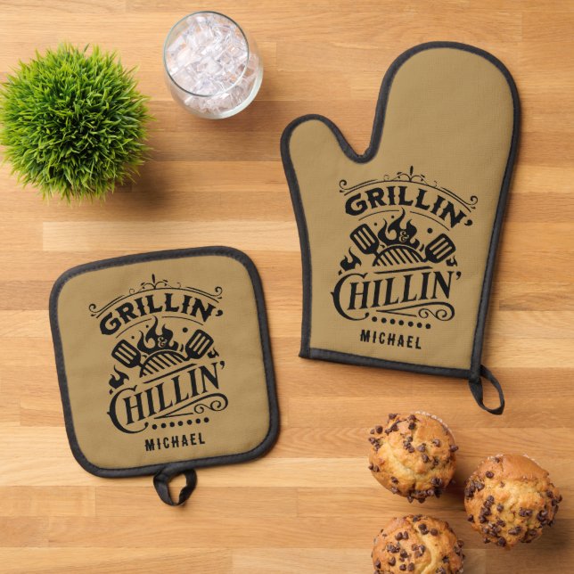 Grillin and Chillin Personalised  Oven Mitt & Pot Holder Set (Top Down)