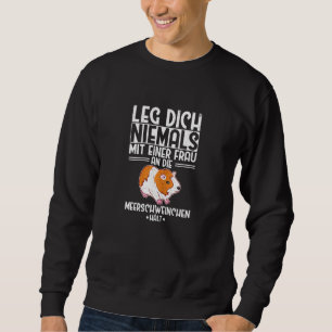 Guinea Pigs Leg Dich Niemals Mit Einer Frau Guinea Sweatshirt