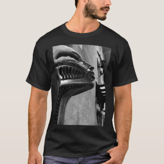 H R Giger Museumsstatue. Gruyères, Schweiz T-Shirt