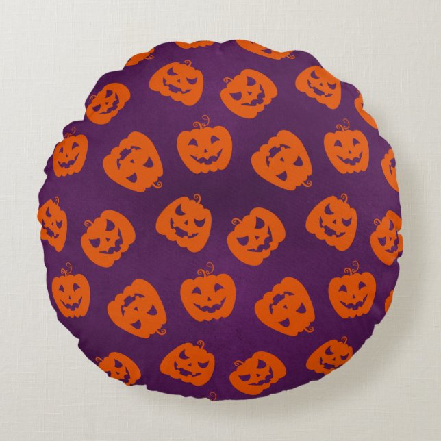 Halloween Pumpkins on Purple Background Pattern Round Cushion (Front)