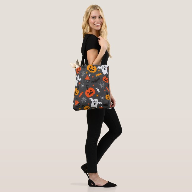Halloween symbols pattern tote bag (On Model)