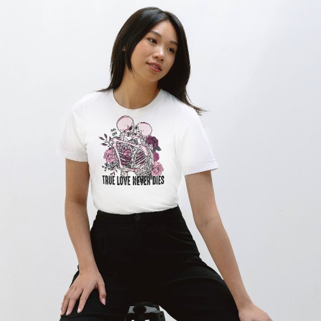 HALLOWEEN TRUE LOVE NEVER DIES | SKELETONS KISSING T-Shirt (Creator Uploaded)