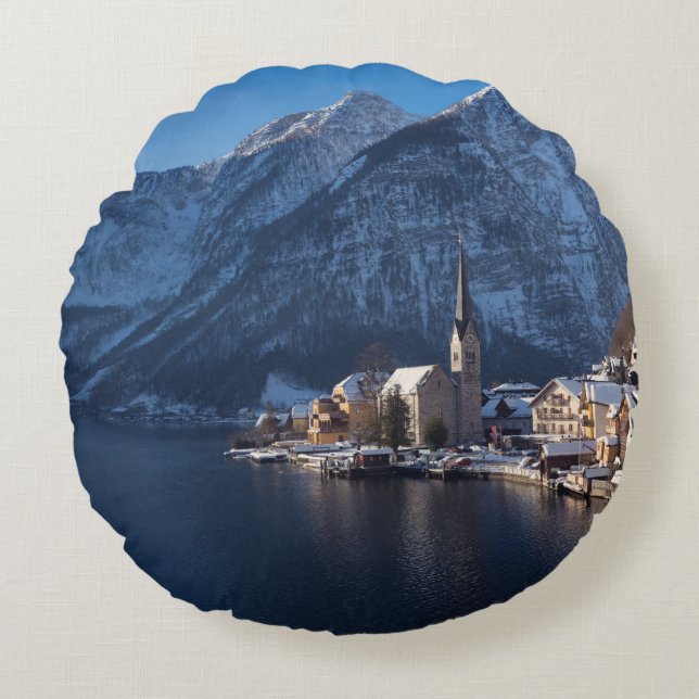 Hallstatt town in the snow in winter round cushion (Front)