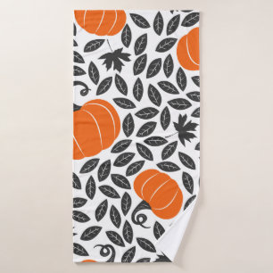 Hand drawn seamless pattern with pumpkins and leav bath towel