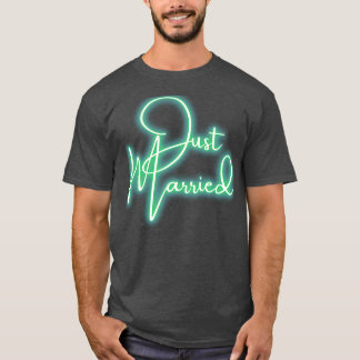 Handwritten Type Announcing Just Married Green Des T-Shirt
