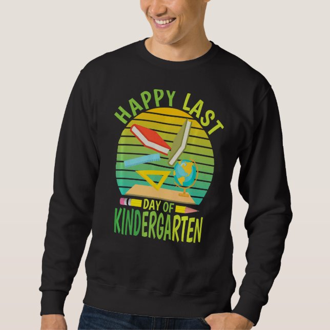Happy Last Day Of Kindergarten 2022  Teachers Stud Sweatshirt (Front)