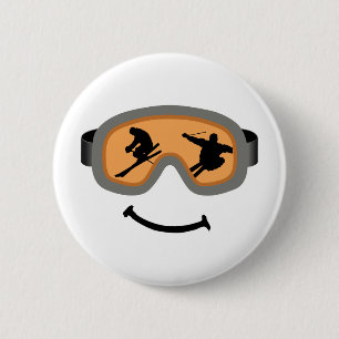 HAPPY SKIER 6 CM ROUND BADGE