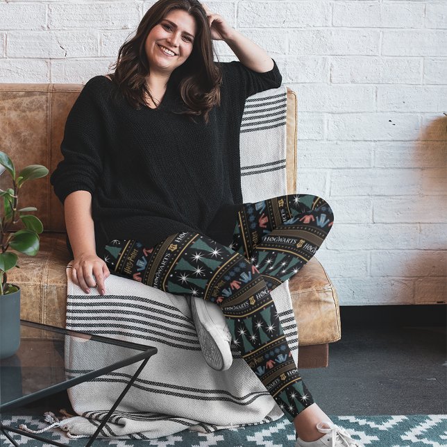 HARRY POTTER™ Holiday Sweater Pattern Leggings (Person wearing leggings)