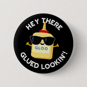 Hey There Glued Lookin Funny Glue Pun Dark BG 6 Cm Round Badge