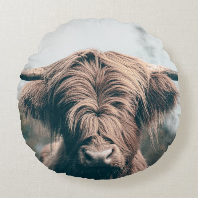 Highland cow portrait round cushion (Front)