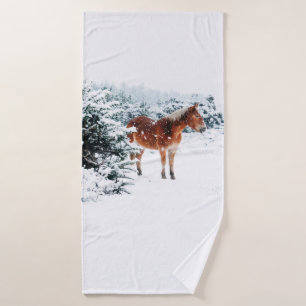 HORSE IN THE FALLING SNOW BATH TOWEL