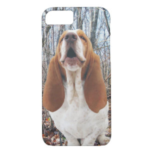 Howling Basset Hound in the Woods iPhone 8/7 Case