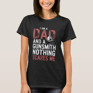 I Am a Dad and a Gunsmith Nothing Scares Me Gun En T-Shirt
