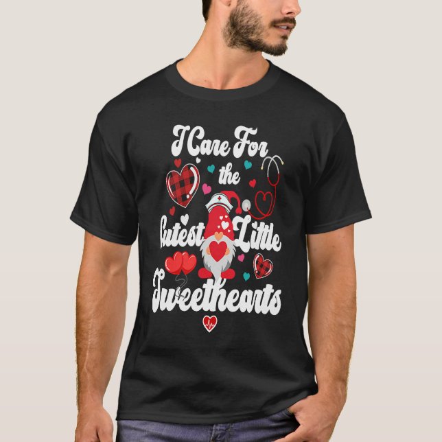 I Care For The Cutest Little Sweethearts Gnome Nur T-Shirt (Front)