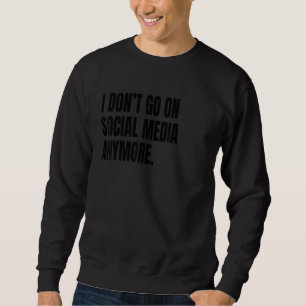 I DONT GO ON SOCIAL MEDIA Funny White Lie Joke Par Sweatshirt