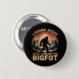 I Found Jesus Still Looking for Bigfoot 6 Cm Round Badge