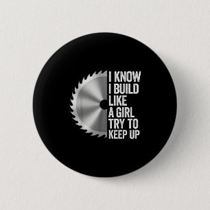 I Know I Built Like A Girl Try To Keep Up Saw Blad 6 Cm Round Badge