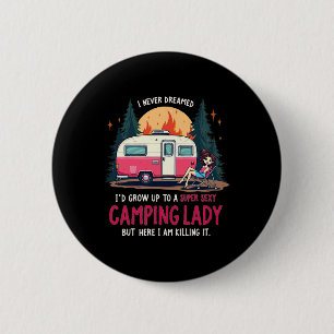 I Never Dreamed Super Y Camping Lady Killing It Ou 6 Cm Round Badge