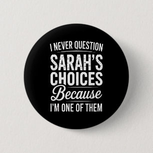 I Never Question Sarah’s Choices - Sarah Personali 6 Cm Round Badge