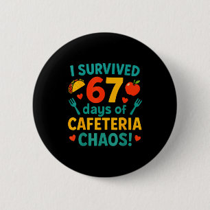 I Survived 67 Days Of Cafeteria Chaos – Funny Scho 6 Cm Round Badge