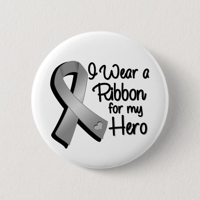 I Wear a Grey Ribbon For My Hero 6 Cm Round Badge (Front)