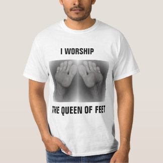I WORSHIP THE QUEEN OF FEET T-Shirt