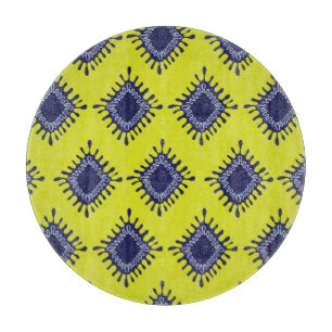 Ikat Tribal: Stylish Modern Pattern. Cutting Board