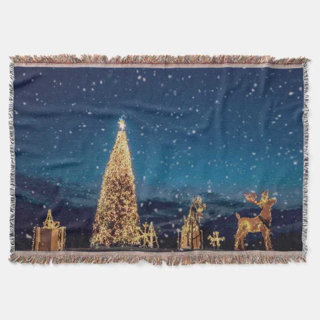Illuminated Christmas tree: twilight courtyard. Throw Blanket (Front)
