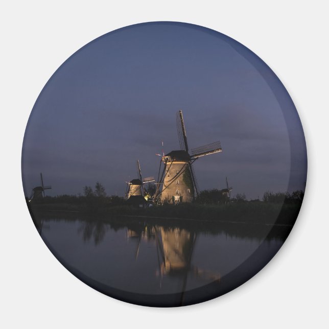 Illuminated windmill at Blue Hour round magnet (Front)