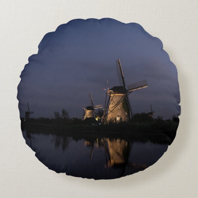 Illuminated windmill at Blue Hour round pillow (Front)