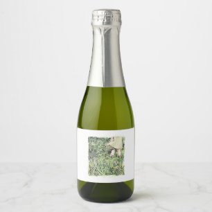 Illustration of a woman's feet standing on the fre sparkling wine label