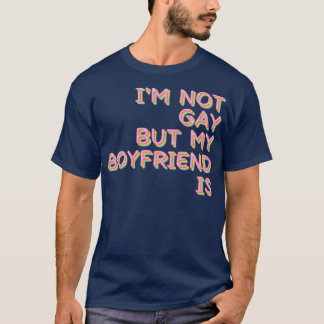 Im Not Gay But My Boyfriend Is Humourous Slogan De T-Shirt