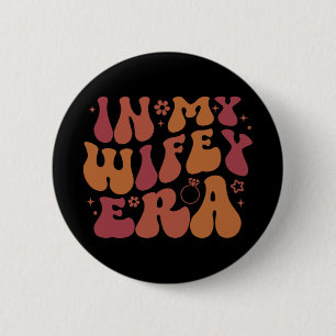 In My Wifey Era Groovy Funny Wife Bride Fiance Eng 6 Cm Round Badge