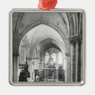 Interior view of the nave and the choir metal ornament