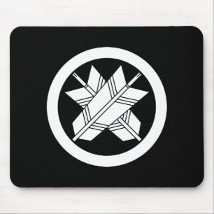 Intersecting arrows in circle mouse pad
