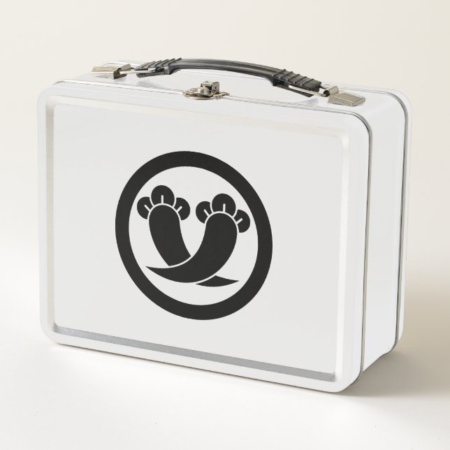 Intersecting cloves in circle metal lunch box (Front)