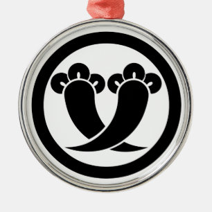 Intersecting cloves in circle metal tree decoration